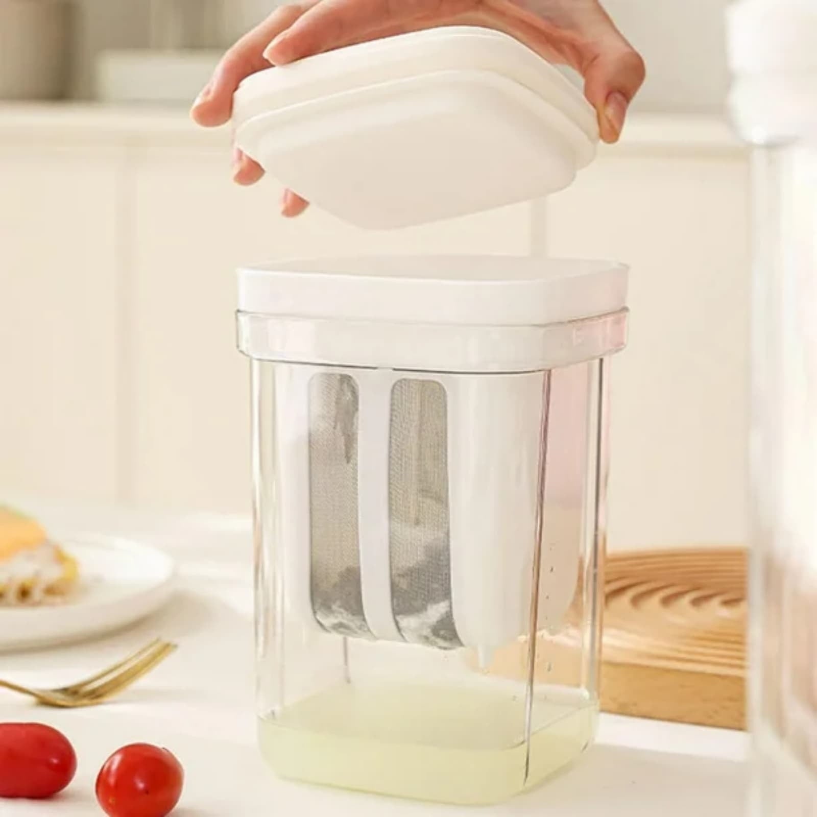 Portable Yogurt Strainer Cup,  Greek Yogurt Filter with Separator, Food Grade Greek Yogurt Strainer, Large Capacity Fine Mesh Cheese Yogurt Maker with Lid
