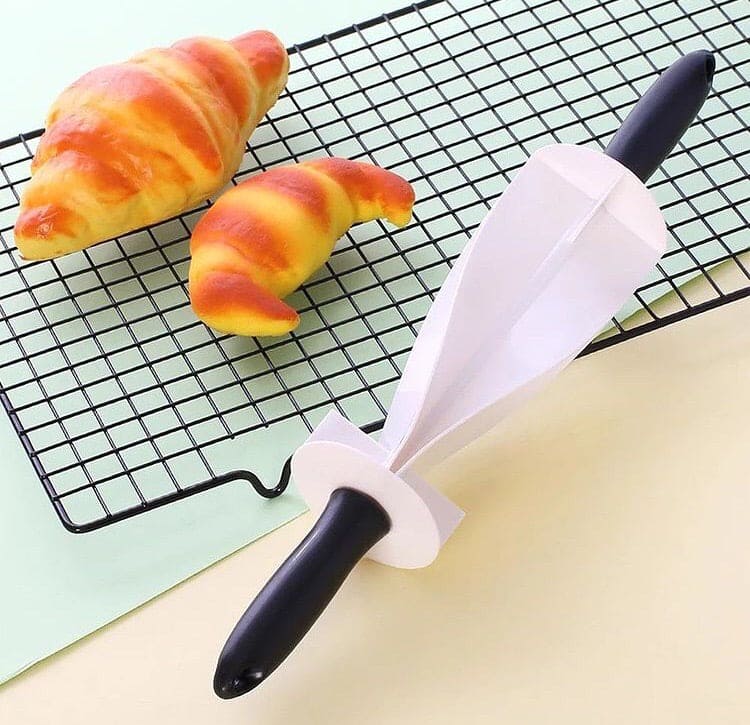 Croissant Cutter, Plastic Croissant Molding Tool, Bread Rolling Dough Cutter